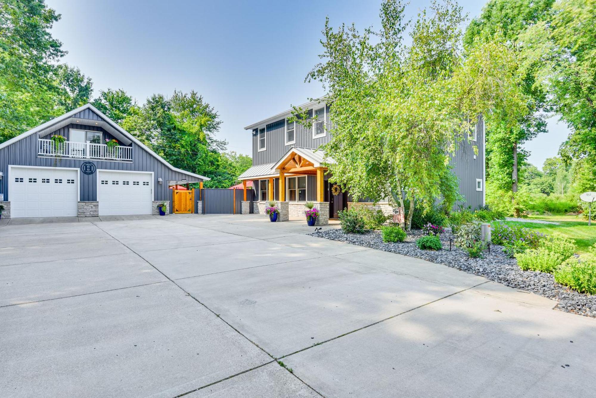 Benton Harbor Apt With Balcony And Shared Fire Pit ภายนอก รูปภาพ